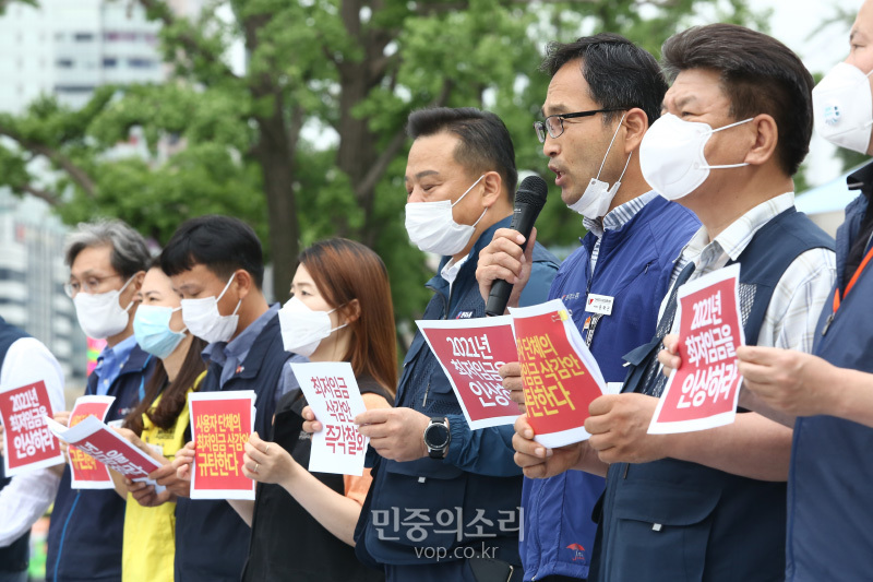 1일 서울 종로구 정부서울청사 앞에서 열린 양대노총(한국, 민주노총) 최저임금 노농자위원들의 사용자 단체 최저임금 삭감안 제출 규탄 기자회견을 하고 있다. 이날 열린 최저임금위원회에서 내년도 최저임금과 관련해 노동계는 올해보다 16.4% 올린 시간당 1만원을, 경영계는 2.1% 삭감한 시간당 8410원을 각각 요구했다. 202007.01