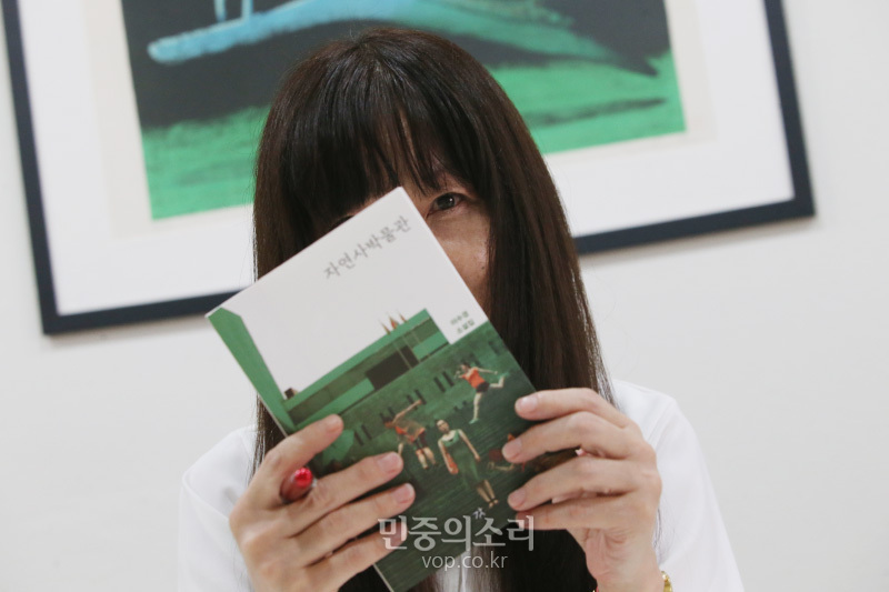 소설집 자연사박물관 발표한 이수경 작가가 29일 서울 종로구 민중의소리 사무실에서 인터뷰를 하고 있다. 2020.06.29