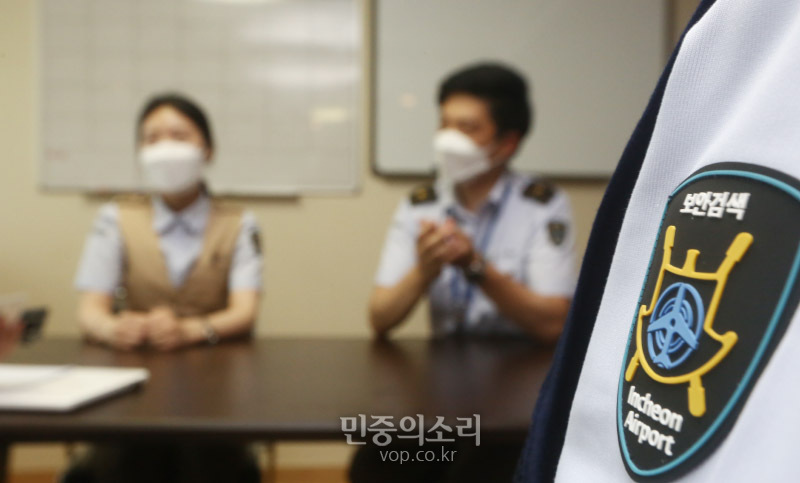 6월 30일 인천광역시 중구 운서동 한국노총 공공노련 인천국제공항보안검색노동조합 사무실에서 12년차 보안검색요원 김동민(37) 씨와 6년차 보안검색요원 김도하(28) 씨를 만났다. 이들은 최근 가짜뉴스에서 비롯된 '공공부문 비정규직 정규직 전환 대상자'를 향한 취준생들의 혐오에 대해 속 마음을 털어놓았다. 2020.06.30