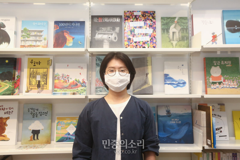 ‘카모메 그림책방’ 정해심 대표가 30일 서울 성동구 금호동 카모메 그림책방에서 민중의소리와 인터뷰를 하고 있다. 2020.06.30