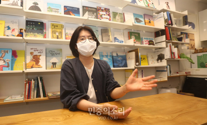 ‘카모메 그림책방’ 정해심 대표가 30일 서울 성동구 금호동 카모메 그림책방에서 민중의소리와 인터뷰를 하고 있다. 2020.06.30