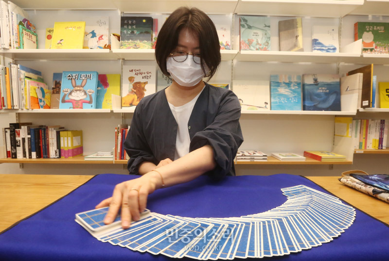 ‘카모메 그림책방’ 정해심 대표가 30일 서울 성동구 금호동 카모메 그림책방에서 민중의소리와 인터뷰를 하고 있다. 2020.06.30