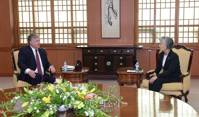 강경화 외교부 장관과 스티븐 비건 미국 국무부 부장관 겸 대북특별대표가 8일 오전 서울 외교부 청사에서 대화를 하고 있다. 2020.07.08