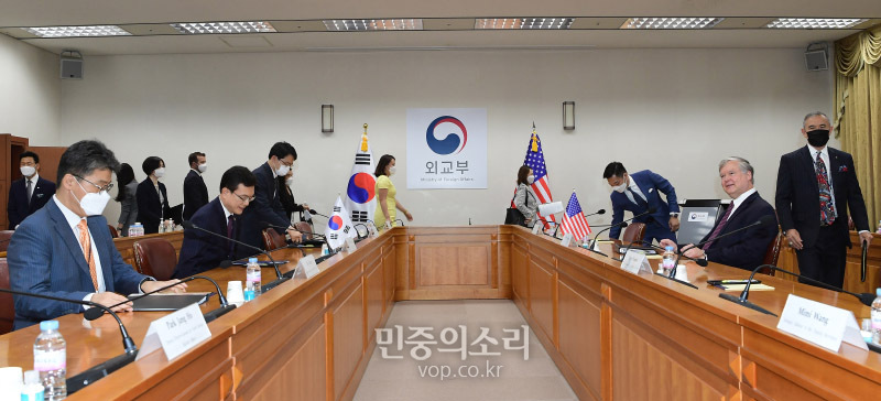 조세영 외교부 1차관과 스티븐 비건 미국 국무부 부장관 겸 대북특별대표가 8일 오전 서울 외교부 청사에서 제8차 한미 외교차관 전략회의에 참석, 자리로 향하고 있다. 2020.07.08
