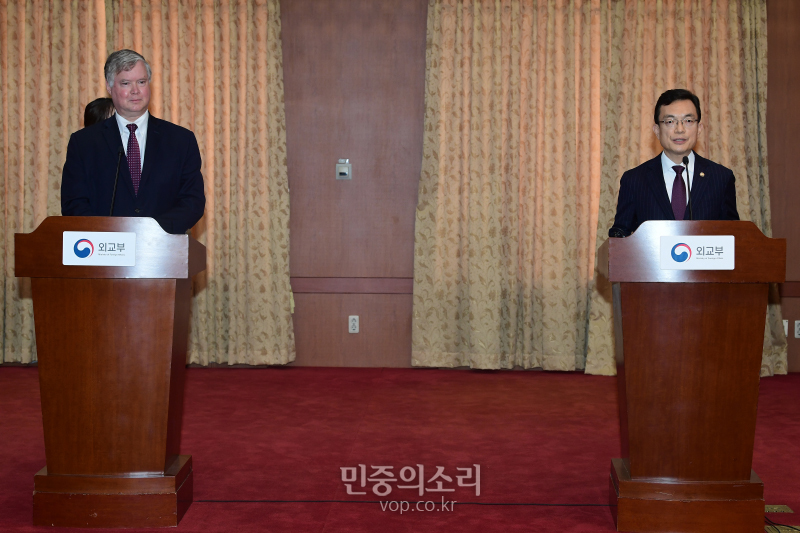 조세영 외교부 1차관과 스티븐 비건 미국 국무부 부장관 겸 대북특별대표가 8일 오전 서울 외교부 청사에서 제8차 한미 외교차관 전략회의를 마친 뒤 기자회견을 하고 있다. 2020.07.08