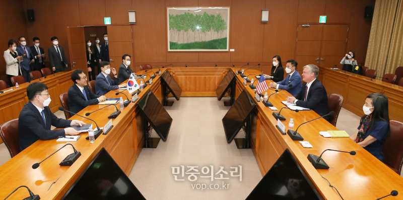 스티븐 비건 미 국무부 부장관 겸 대북정책특별대표가 8일 오전 서울 외교부 청사에서 조세영 외교부 1차관과의 회동에 이어 이도훈 한반도평화교섭본부장과 연쇄 회동을 하고 있다. 2020.07.08
