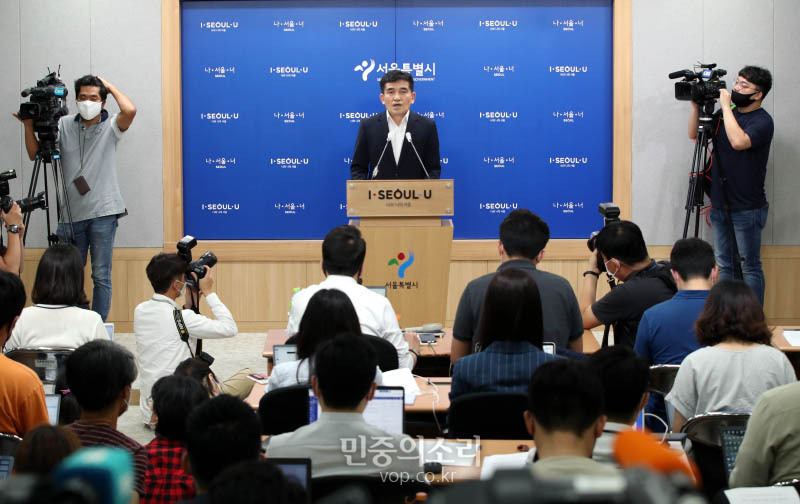 황인식 서울시대변인 15일 오전 시청 브리핑룸에서 직원 인권침해 진상 규명에 대한 서울시 입장발표를 마친뒤 취재진의 질문을 받고 있다. 2020.07.15