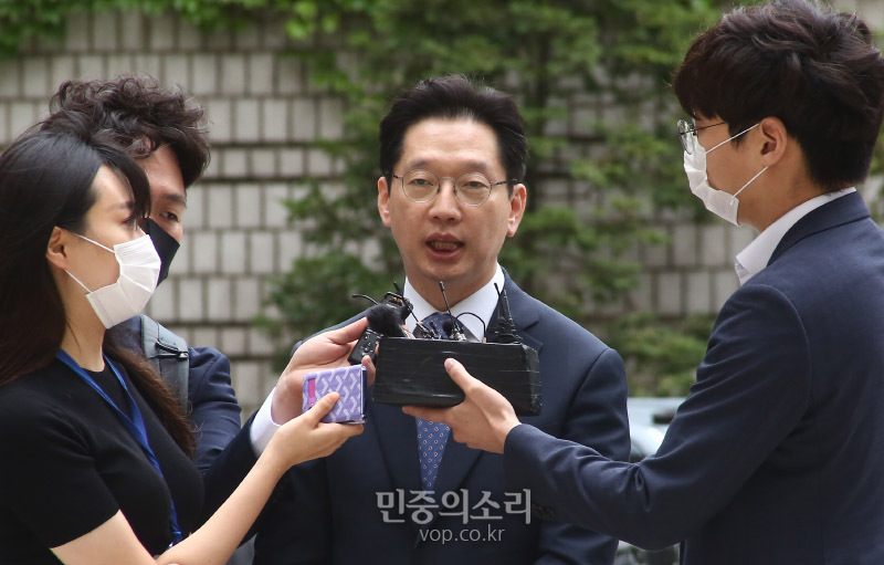 댓글 조작 공모 혐의로 기소된 김경수 경남도지사가 20일 서초구 서울고법에서 열린 항소심 속행 공판에 출석하기 위해 취재진의 질문에합하고 있다. 2020.07.20