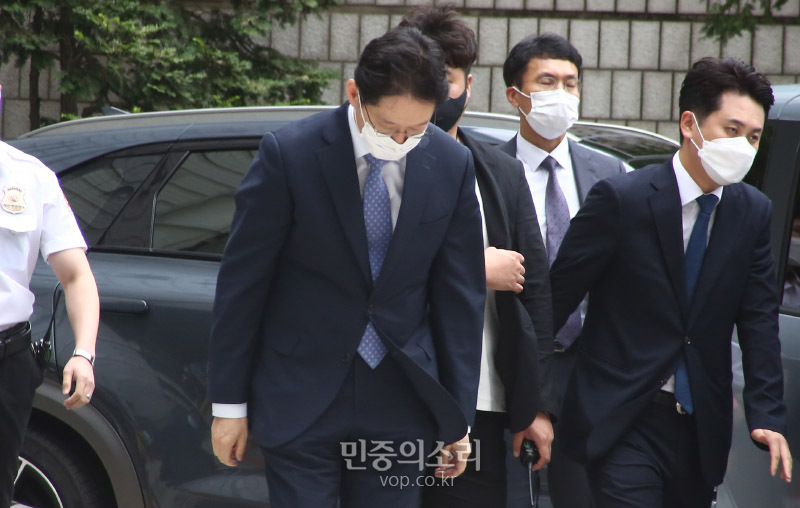댓글 조작 공모 혐의로 기소된 김경수 경남도지사가 20일 서초구 서울고법에서 열린 항소심 속행 공판에 출석하기 위해 법원에 도착 지지자들에게 인사를 하고 있다. 2020.07.20
