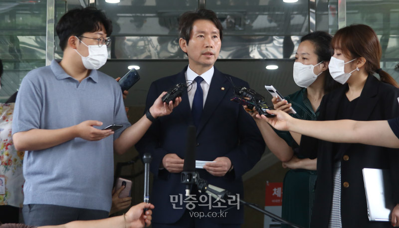 이인영 통일부 장관 후보자가 21일 서울 종로구 남북회담본부에서 인사청문회 참석을 위해 국회로 출발하기 전 인터뷰를 하고 있다. 2020.07.21