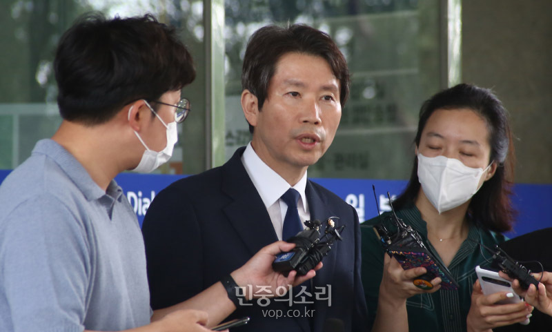 이인영 통일부 장관 후보자가 21일 서울 종로구 남북회담본부에서 인사청문회 참석을 위해 국회로 출발하기 전 인터뷰를 하고 있다. 2020.07.21