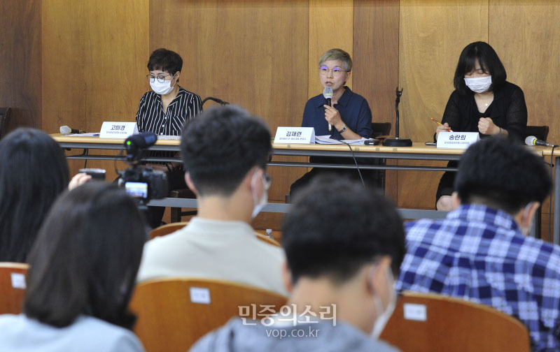 김재련 법무법인 온-세상 대표 변호사가 22일 오전 서울 시내 모처에서 열린 '서울시장에 의한 위력 성폭력 사건 2차 기자회견'에서 발언을 하고 있다. 2020.07.22