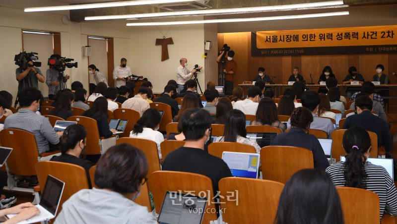 김재련 법무법인 온-세상 대표 변호사가 22일 오전 서울 시내 모처에서 열린 서울시장에 의한 위력 성폭력 사건 2차 기자회견에서 발언을 하고 있다.<br