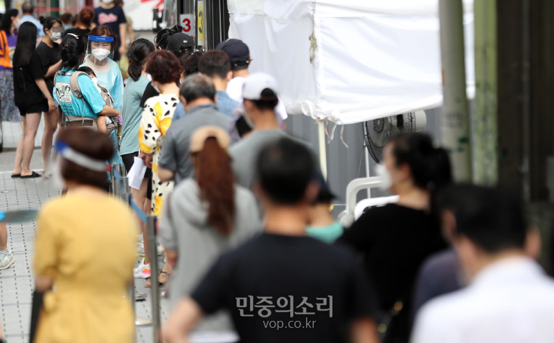 사랑제일교회 신종 코로나바이러스 감염증(코로나19) 확진자가 증가하고 있는가운데 17일 오전 서울 성북구보건소에서 시민들이 코로나19 검사를 받기 위해 줄을 서고 있다. 2020.08.17