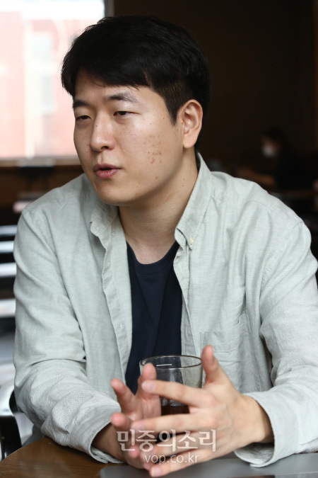 오동재 기후솔루션 연구원이 18일 서울 종로구 한 카페에서 민중의소리와 인터뷰를 하고 있다. 2020.08.18