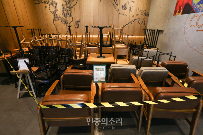지난해 8월 31일 서울 스타벅스 광화문우체국점에서 테이블과 의자들이 한곳에 쌓여 있다. 사회적 거리두기 2.5단계 시행으로 프랜차이즈형 커피전문점은 영업시간과 관계없이 매장 내에서 음식과 음료 섭취를 할 수 없고, 포장과 배달 주문만 가능하다. 2020.08.31