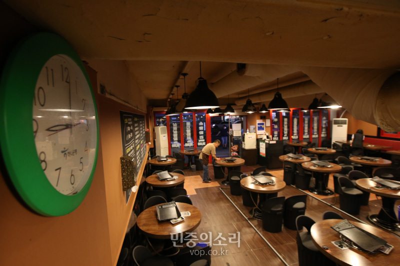 지난 8월, 사회적 거리두기 강화 조치에 따라 수도권 음식점과 주점 등은 밤 9시부터 매장 영업이 금지되면서 서울 서대문구 한 음식점이 손님들을 보내고 정리를 하고 있는 모습. 자료사진. 2020.08.31