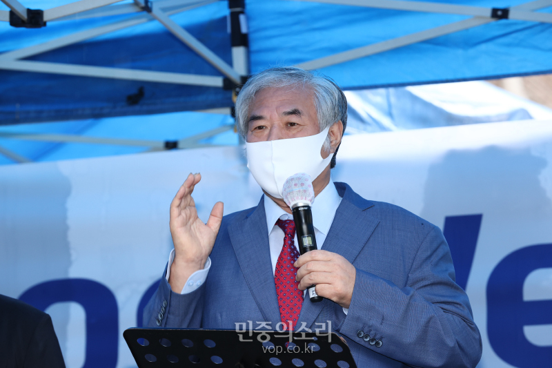 2일 오전 코로나19 확진 판정으로 치료중이던 사랑제일교회 전광훈 목사가 음성 판정을 받고 나온 뒤 서울 성북구 장위동 사랑제일교회를 찾아 기자회견을 열고 발언을 하고 있다. 2020.09.02