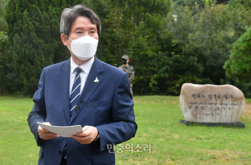 이인영 통일부 장관이 16일 오전 경기 파주시 판문점을 방문해 남북 정상이 기념식수 한 자리에서 인터뷰를 하고 있다.2020.09.15
