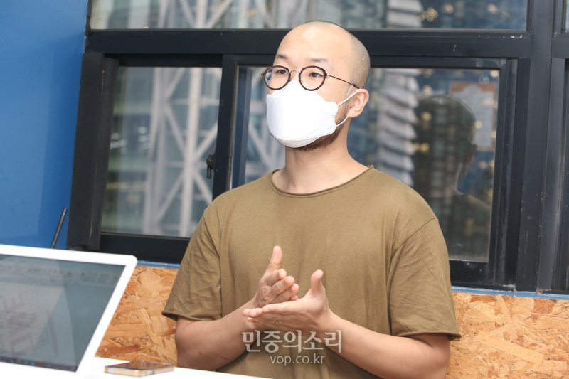 요가소년(한지훈)이 16일 서울 종로구 한 카페에서 민중의소리와 인터뷰를 하고 있다. 2020.09.16
