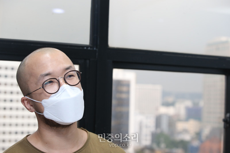 요가소년(한지훈)이 16일 서울 종로구 한 카페에서 민중의소리와 인터뷰를 하고 있다. 2020.09.16