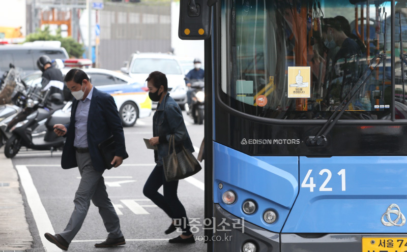 신종 코로나바이러스 감염증(코로나19) 예방을 위한 마스크 착용 의무화 첫날인 13일 오전 서울 중구 남대문경찰서 근처에서 시민들이 마스크를 하고 시내버스에서 내리고 있다. 2020.10.13