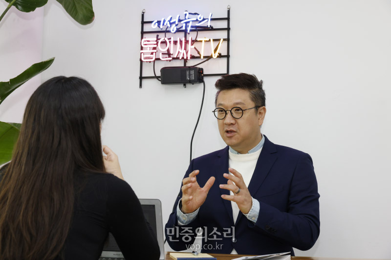 책 저자 이성규 한국담배규제연구교육센터 센터장을 15일 서울 강남구 사무실에서 민중의소리와 인터뷰를 하고 있다. 2020.10.15