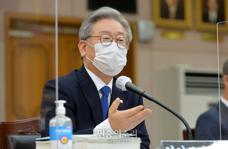 이재명 경기도지사가 지난달 20일 경기도 수원시 팔달구 경기도청에서 열린 국회 국토교통위원회의 경기도에 대한 국정감사에서 의원 질의에 답변하고 있다. 2020.10.20