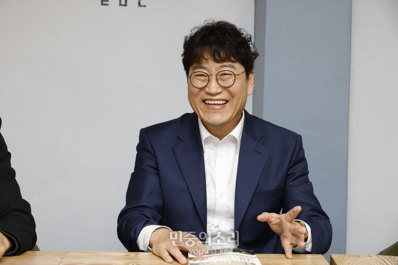 전용복 경성대학교 국제무역통상학과 교수가  민중의소리와 인터뷰를 하고 있다.