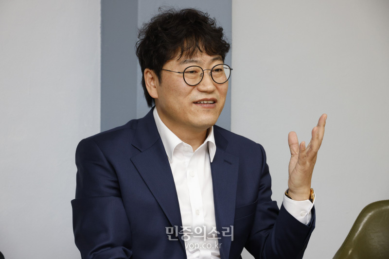 전용복 경성대학교 국제무역통상학과 교수가  민중의소리와 인터뷰를 하고 있다.