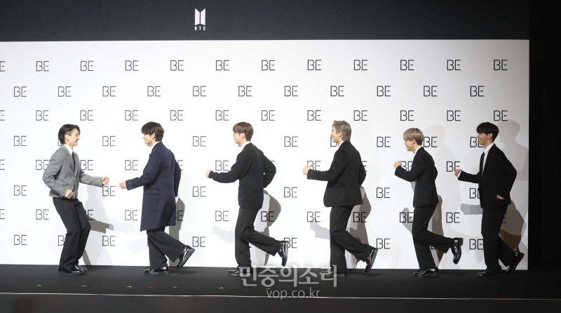 그룹 방탄소년단(BTS)이 20일 오전 서울 동대문DDP에서 열린 정규 4집 앨범 ‘BE (Deluxe Edition)’ 발매기념 글로벌 기자간담회에 참석해 무대에 오르고 있다. 2020.11.20