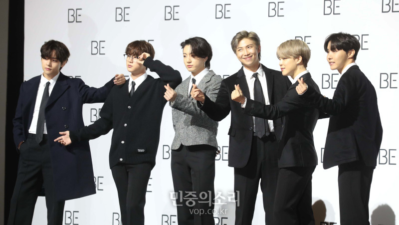 그룹 방탄소년단(BTS)이 20일 오전 서울 동대문DDP에서 열린 정규 4집 앨범 'BE (Deluxe Edition)' 발매기념 글로벌 기자간담회에 참석해 포즈를 취하고 있다. 2020.11.20