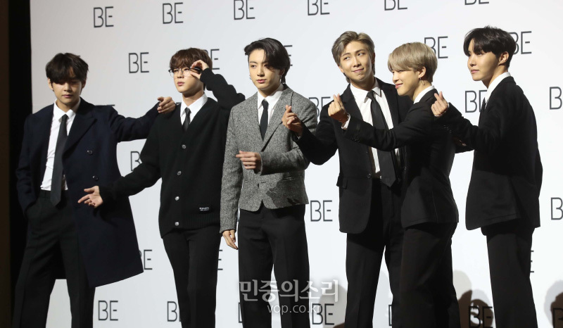 그룹 방탄소년단(BTS)이 20일 오전 서울 동대문DDP에서 열린 정규 4집 앨범 'BE (Deluxe Edition)' 발매기념 글로벌 기자간담회에 참석해 포즈를 취하고 있다. 2020.11.20