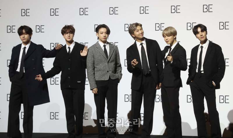 그룹 방탄소년단(BTS)이 20일 오전 서울 동대문DDP에서 열린 정규 4집 앨범 'BE (Deluxe Edition)' 발매기념 글로벌 기자간담회에 참석해 포즈를 취하고 있다. 2020.11.20