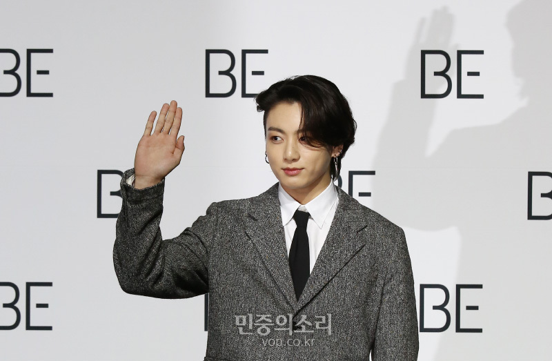 그룹 BTS(방탄소년단)의 정국이 20일 오전 서울 동대문구 동대문디자인플라자(DDP)에서 열린 새 앨범 'BE (Deluxe Edition)' 발매 기념 프레스 기자회견에서 포즈를 취하고 있다. 2020.11.20