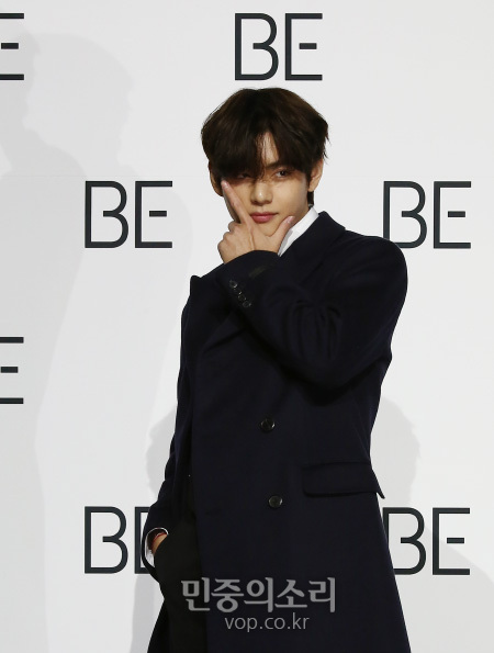 그룹 BTS(방탄소년단)의 뷔가 20일 오전 서울 동대문구 동대문디자인플라자(DDP)에서 열린 새 앨범 'BE (Deluxe Edition)' 발매기념 프레스 기자회견에서 포즈를 취하고 있다. 2020.11.20