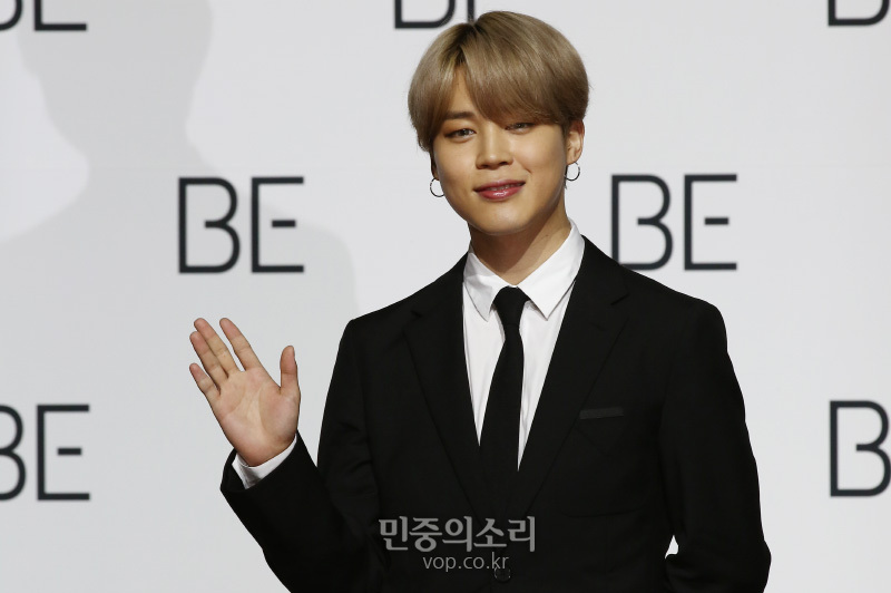 그룹 BTS(방탄소년단)의 지민이 20일 오전 서울 동대문구 동대문디자인플라자(DDP)에서 열린 새 앨범 'BE (Deluxe Edition)' 발매 기념 프레스 기자회견에서 포즈를 취하고 있다. 2020.11.20