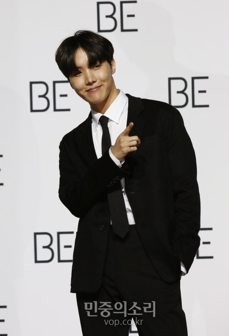 그룹 BTS(방탄소년단)의 제이홉이 20일 오전 서울 동대문구 동대문디자인플라자(DDP)에서 열린 새 앨범 'BE (Deluxe Edition)' 발매기념 프레스 기자회견에서 포즈를 취하고 있다. 2020.11.20