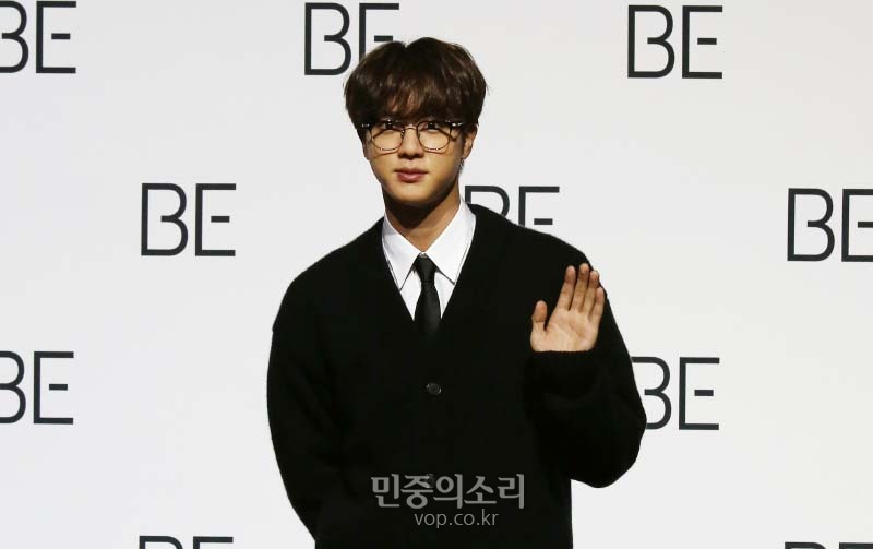 그룹 BTS(방탄소년단)의 진이 20일 오전 서울 동대문구 동대문디자인플라자(DDP)에서 열린 새 앨범 'BE (Deluxe Edition)' 발매기념 프레스 기자회견에서 포즈를 취하고 있다. 2020.11.20