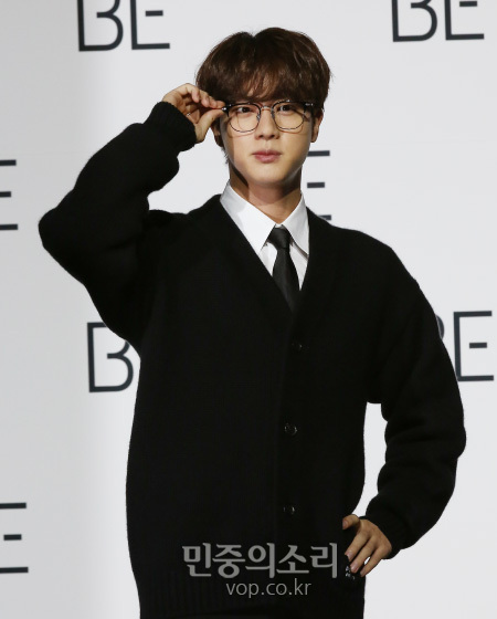 그룹 BTS(방탄소년단)의 진이 20일 오전 서울 동대문구 동대문디자인플라자(DDP)에서 열린 새 앨범 'BE (Deluxe Edition)' 발매기념 프레스 기자회견에서 포즈를 취하고 있다. 2020.11.20