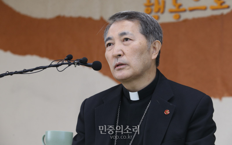 신임 천주교 제주교구장 문창우 주교가 13일 제주도 제주시 삼도2동 가톨릭회관에서 인터뷰를 하고 있다. 2020.11.13