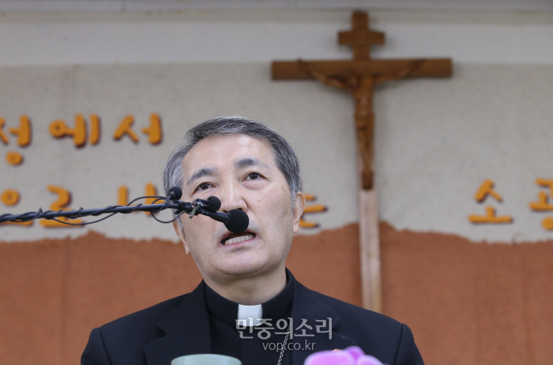22일 천주교 제주교구장에 착좌하는 문창우 주교가 13일 제주도 제주시 삼도2동 가톨릭회관에서 인터뷰를 하고 있다. 2020.11.13