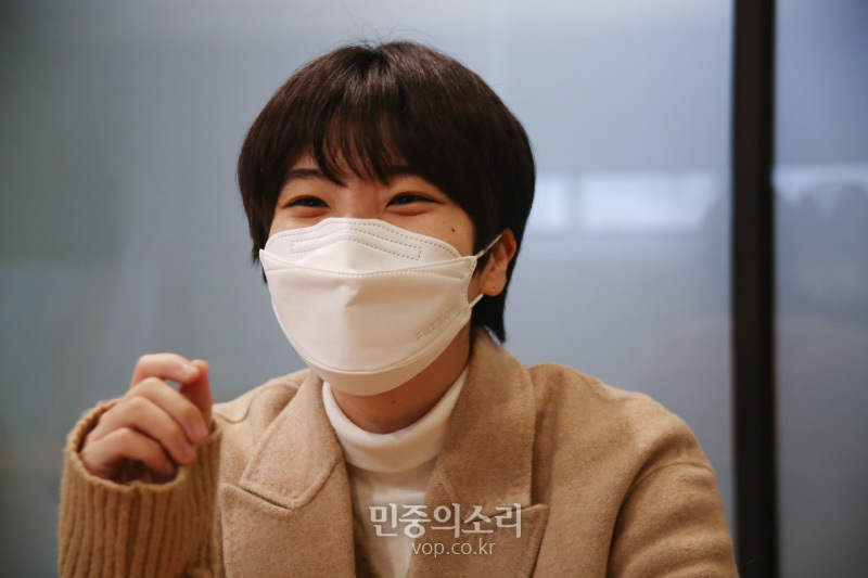 도서출판 ‘차차’ 김나율 공동대표가 2일 서울 마포구 합정 한 스터디카페에서 민중의소리와 인터뷰를 하고 있다. 2020.12.02