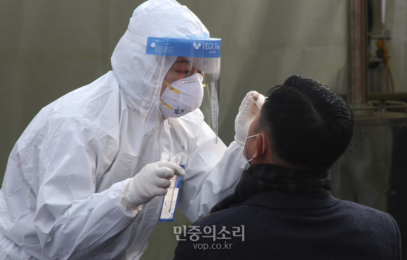 서울역 광장에 마련된 임시선별진료소를 찾은 시민들이 코로나19 검사를 받기 위해 줄을 서고 있다. (자료사진)