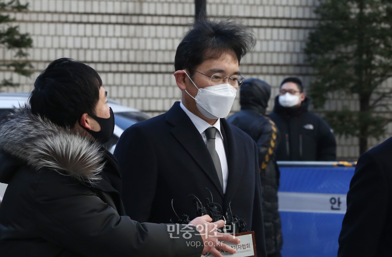 이재용 삼성전자 부회장이 30일 오후 서초구 서울고등법원에서 열리는 '국정농단' 사건 파기환송심 속행 결심 공판에 출석하고 있다. 2020.12.30