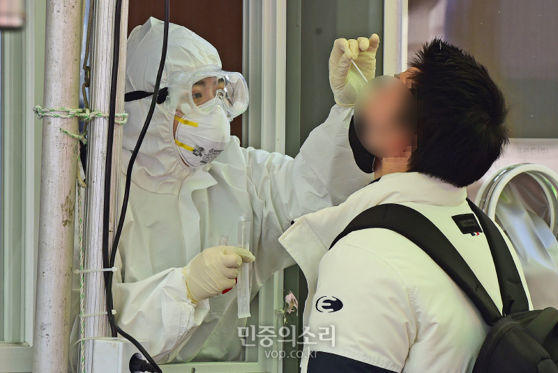 신종 코로나바이러스 감염증(코로나19) 선별진료소에서 시민들이 검사를 받고 있다. 자료사진