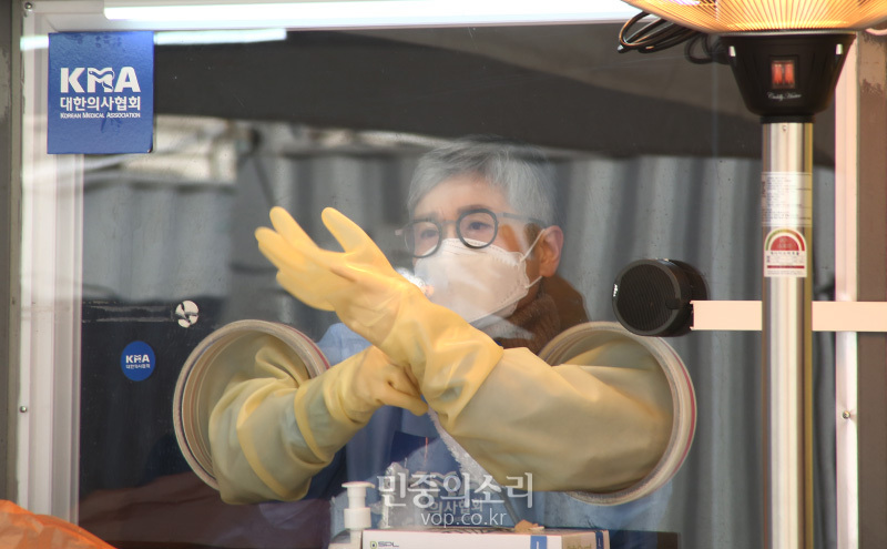 2021년 새해 첫 날인 1일 서울시청 임시선별소에서 의료진이 코로나19 검사 준비를 하고 있다. 2021.01.01