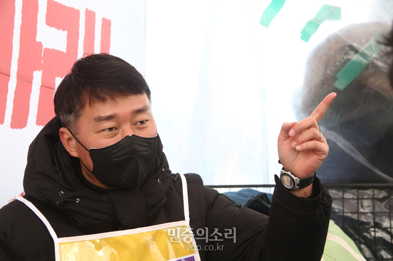 양경수 민주노총 위원장이 온전한 중대재해기업처벌법 제정을 촉구하며 단식 8일째인 5일 오후 서울 여의도 국회 앞 농성장에서 민중의소리와 인터뷰를 하고 있다. 20210.1.05