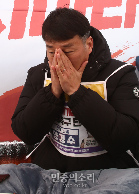 양경수 민주노총 위원장이 온전한 중대재해기업처벌법 제정을 촉구하며 단식 8일째인 5일 오후 서울 여의도 국회 앞 농성장에서 민중의소리와 인터뷰를 하고 있다. 20210.1.05