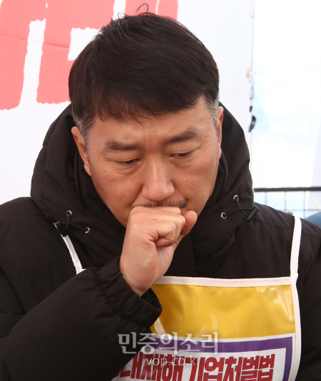 양경수 민주노총 위원장이 온전한 중대재해기업처벌법 제정을 촉구하며 단식 8일째인 5일 오후 서울 여의도 국회 앞 농성장에서 민중의소리와 인터뷰를 하고 있다. 20210.1.05